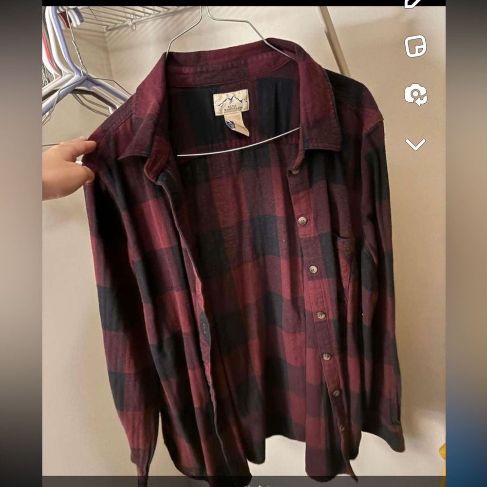 Mainly small sweaters and flannels - Picture 8 of 9